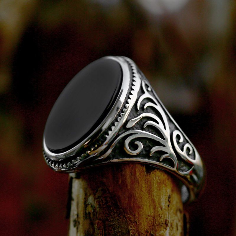 Anello Beier in acciaio inox con onice nero intagliato, gioiello alla moda in titanio e acciaio_voghion.com