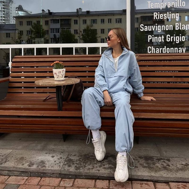 Felpa con maniche a righe alla moda da donna e set casual con cerniera e pantaloni lunghi per le donne_voghion.com