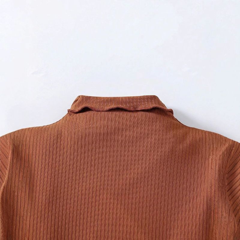 Conjunto mãe e filha com blusa de manga bufante com detalhes em patchwork, shorts jeans com lavagem pesada e cinto. Blusa com gola franzida e mangas bufantes para meninas, shorts jeans destroyed e cinto._voghion.com