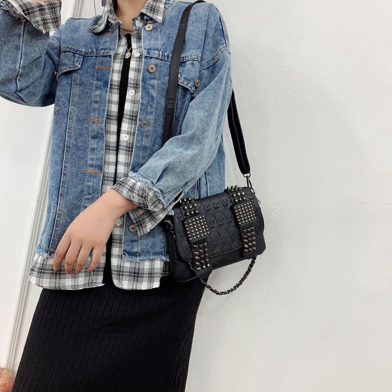 Borsa a tracolla vintage con tracolla a catena – Borsa a tracolla gotica punk con borchie a forma di teschio e laccetto da polso staccabile (tracolla regolabile in stile retrò boho)_voghion.com
