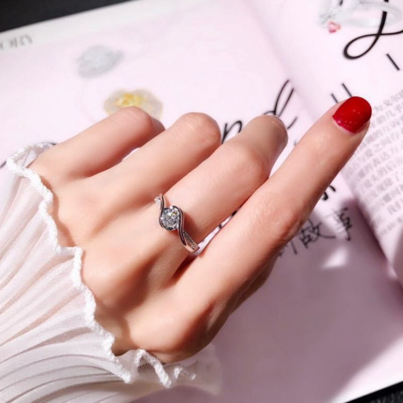2025 Recién llegados Elegante anillo de compromiso con solitario de circonita bañada en plata rodeada de aleación similar a la seda Joyería de compromiso para boda para novia_voghion.com