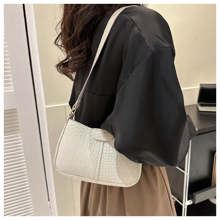 2023 Spring New Simple Trend One Shoulder Underarm Small Square Bag Net Red Fashion Temperament Commuter Bag Female_voghion.com