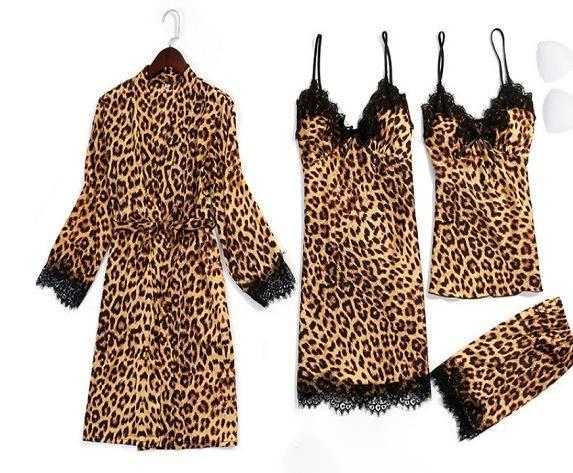 Hot and sexy lingerie with seductive lace_voghion.com