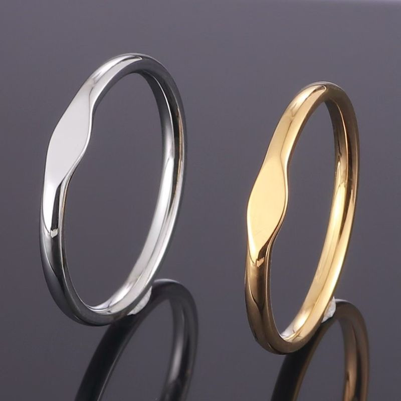 Anello da donna alla moda, semplice, liscio, in acciaio al titanio, con piccola incisione, per celebrità su Internet_voghion.com