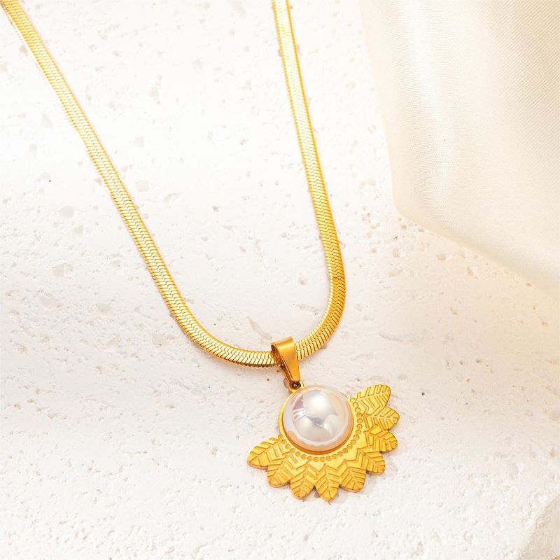 Dreiteiliges Set aus Edelstahlschmuck im Barockstil, Perlen, Blättern aus Titanstahl, Halsketten, Ringen und Ohrringen_voghion.com