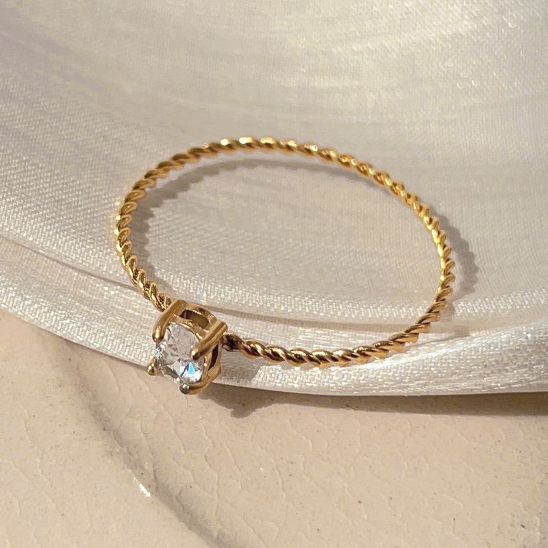 Anillo de circonitas superbrillantes para mujer, anillo de acero de titanio con torsión fina, alta retención de color, regalo para mujer, apilable_voghion.com