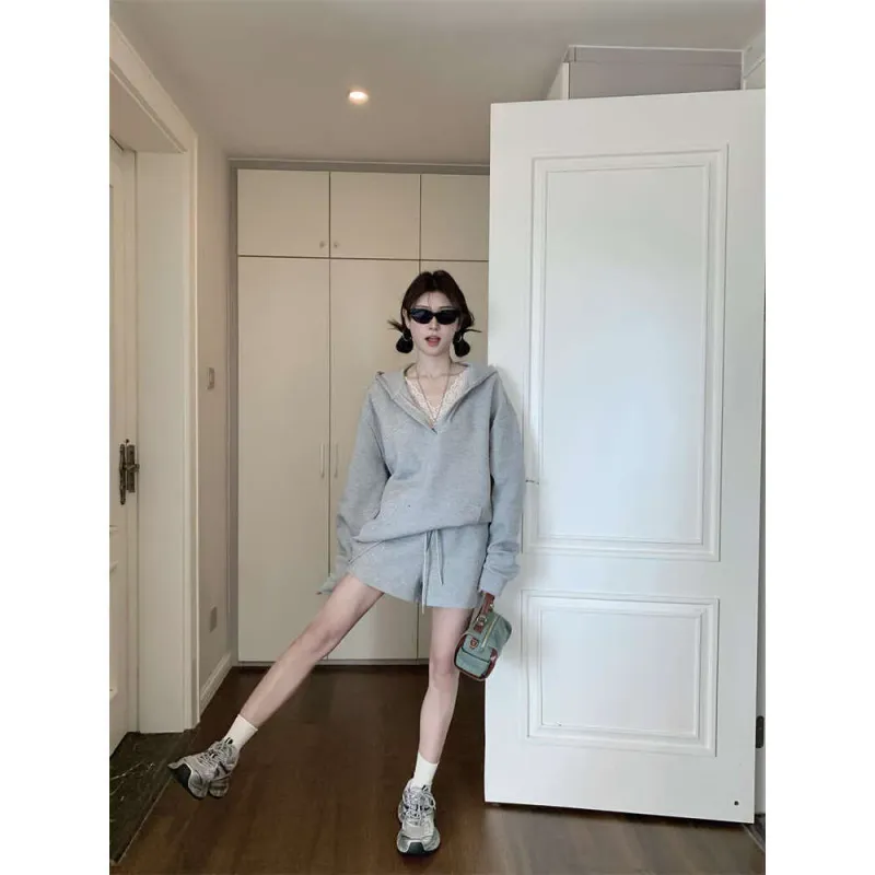 Ensemble deux pièces décontracté pour femme Dongdaemun : sweat-shirt à capuche ample et amincissant, short à jambes larges et cordon de serrage, idéal pour le début de l'automne._voghion.com
