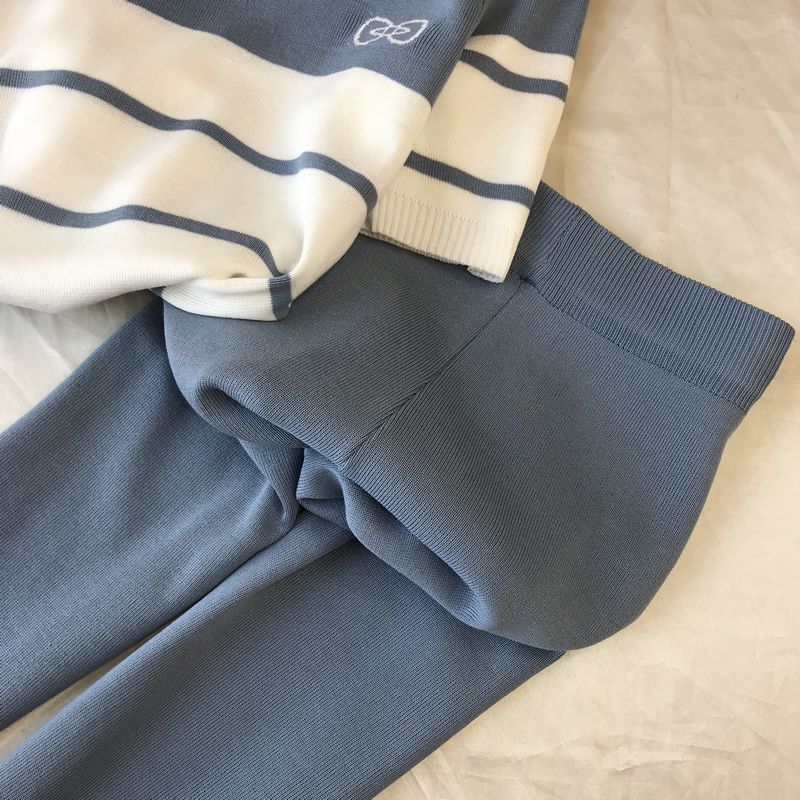 Set van gebreid damestopje met ronde hals, korte mouwen, zoete strik en contrasterende kleur + elastische skinny broek_voghion.com
