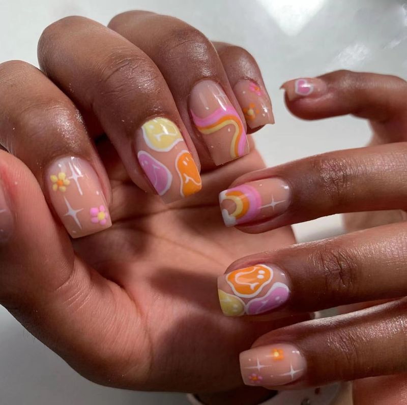 Trägt dreifarbiges Patchwork mit Wellenlinien und lächelnden Gesichtsflecken, rosa herzförmige weiße Sternennagelflecken_voghion.com