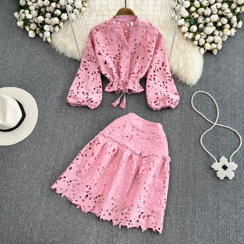 Conjunto feminino de duas peças com camisa curta e manga lanterna, cintura alta e saia justa em A_voghion.com