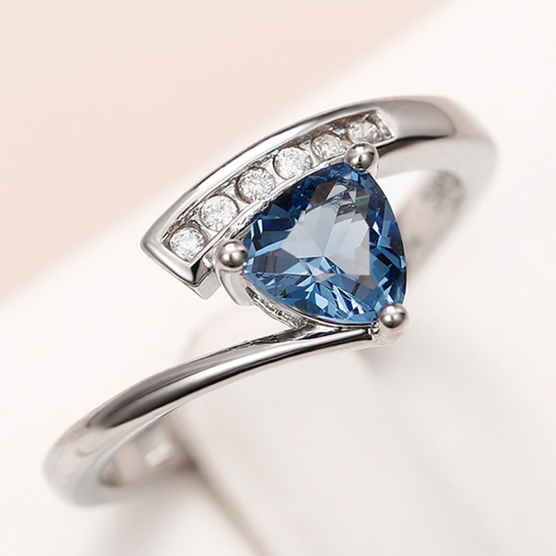 Anillo de mujer de estilo romántico y ligero con incrustaciones de tinta azul y brazo retorcido hecho a mano de Cao Shi_voghion.com