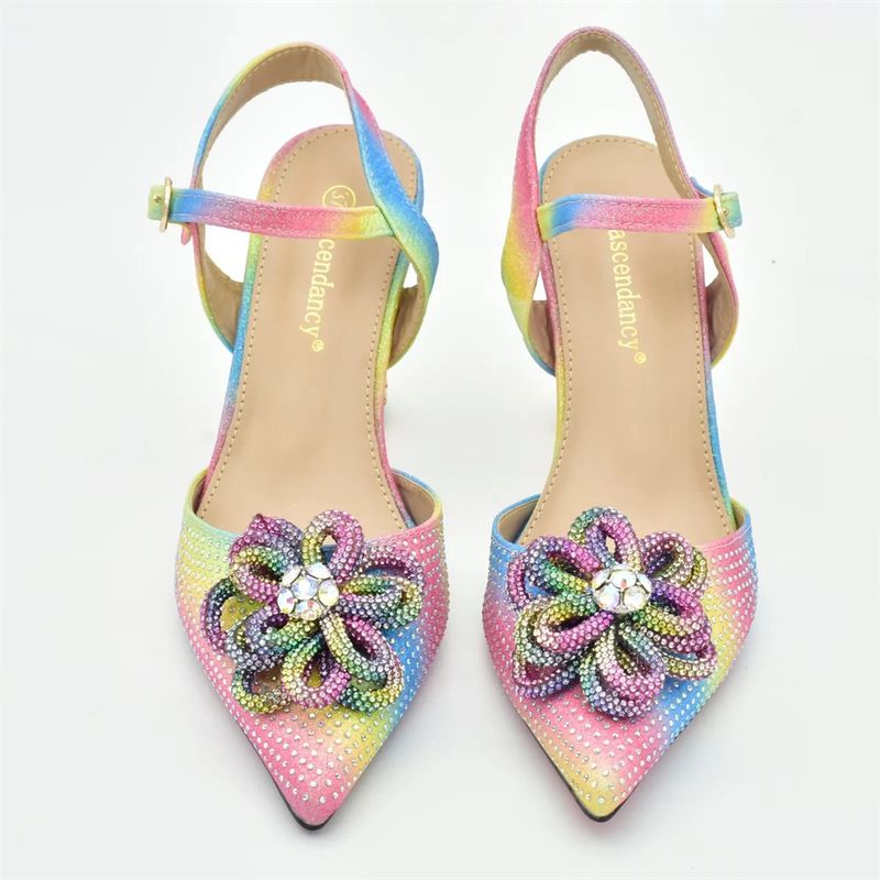 Sandali con tacco a spillo decorativi con applicazione tridimensionale con borsa da sera per banchetti con design alla moda dello stesso colore_voghion.com