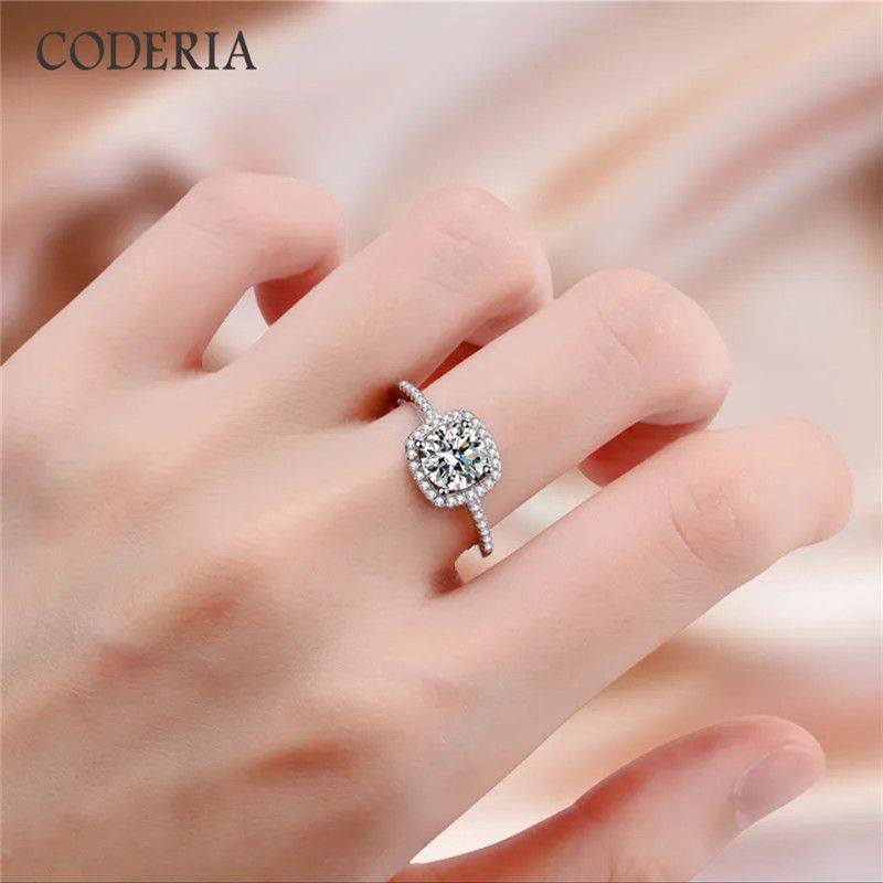 2025 Neuheiten Sier Platin plattiert 1-3 Karat Mozanstone 4 Krallen Quadratische Tasche Geburtstagsring Klassischer High Wedding Party Schmuck Frau Geschenk_voghion.com