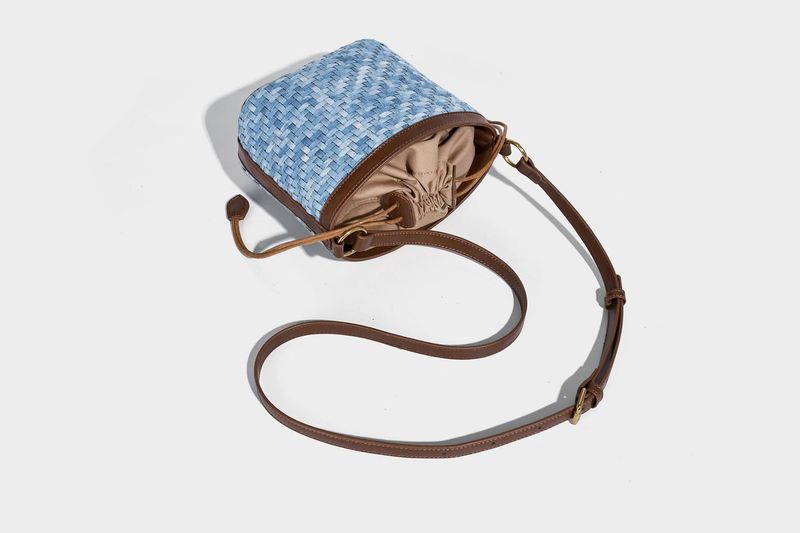 Borsa a tracolla alla moda, borsa a tracolla in denim blu intrecciato con design di nicchia, borsa a mano 2025, nuova borsa hobo retrò carina alla moda._voghion.com
