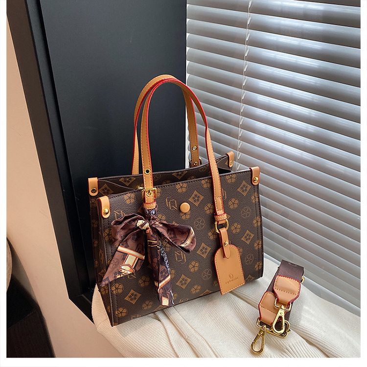 2025 Große Kapazität Einzel-Schultertasche Neue Pendler Leichte Luxus-Crossbody-Nischen-Damentasche_voghion.com