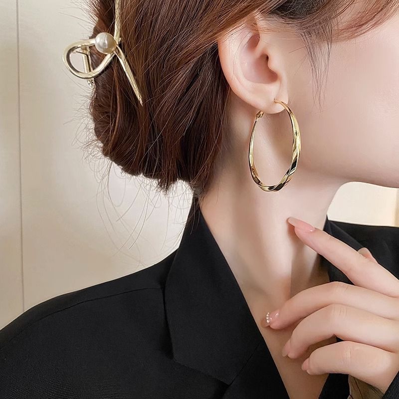 Pendientes de aro grandes para mujer 2023, nuevo estilo, diseño de nicho, temperamento ligero, lujosos, con círculos lisos._voghion.com