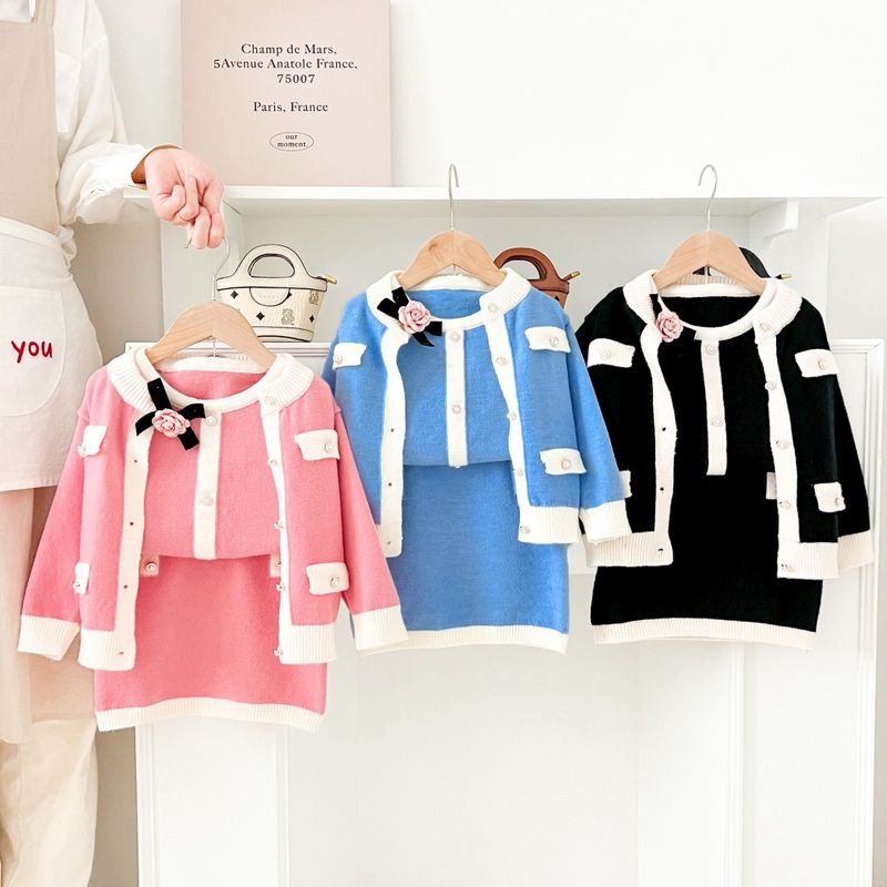 2025 Herbst und Winter Neue Mädchen Strickpullover Dreiteiliges Set Gestrickte Rundhals-Strickjacke + Weste + Wickelrock_voghion.com