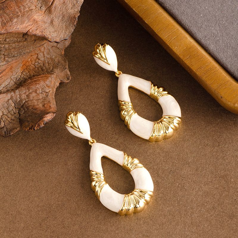 Elegante e lussuoso, stile antico, smalto a goccia, a forma di goccia cava, per donne con un temperamento di nicchia, di alta qualità._voghion.com