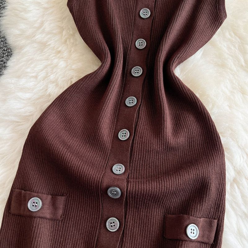 Abito da donna in maglia retrò, senza maniche, con scollo rotondo, vestibilità attillata, monopetto, gonna aderente con cintura sui fianchi, lunghezza media_voghion.com
