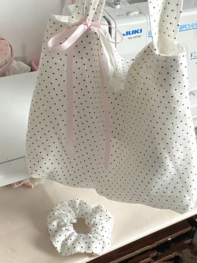 2025 Frühling und Sommer Neue Instagram Polka Dots Mädchen Studenten Niedlich Hundert Schulter Große Kapazität Handheld Pendler Tasche_voghion.com