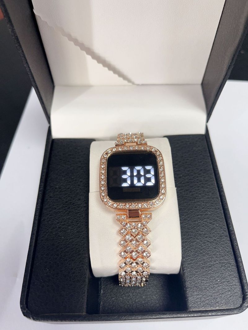 Quadratische kleine duftende Wind Diamant Led Uhr Legierung Strap Touch Damenuhr Mode_voghion.com