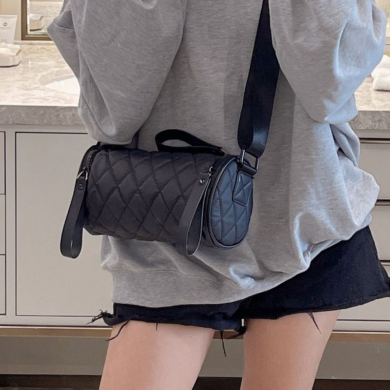 Cuscino a tracolla da donna con cilindro Lingge in tessuto di nylon Oxford 2024 Nuova borsa a secchiello per l'acqua a scacchiera_voghion.com