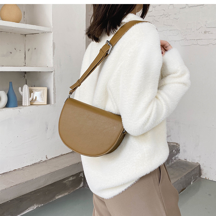 Internet-Promi-Textur breiter Riemen einzelne Schulter Crossbody Damen Frühling neue trendige Satteltasche_voghion.com