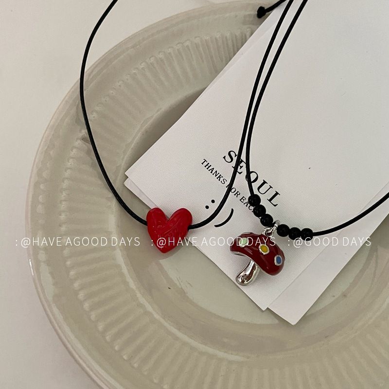Collana con corda da tirare, stile autunno e inverno, con vernice spray rossa e ciondolo a forma di fungo, da donna, graziosa e squisita, con catena a forma di clavicola._voghion.com