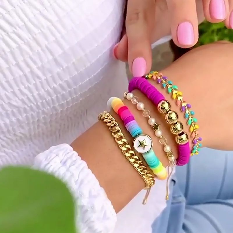Bracciale in stile bohémien con catena cubana multistrato placcata in oro e perle naturali impilate_voghion.com