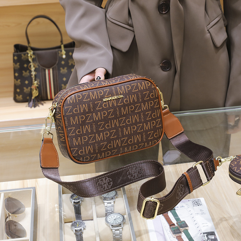 Hong Kong Women's 2022 New Versatile Broadband Summer Leather Crossbody Small Square Fashion Camera Bag_voghion.com