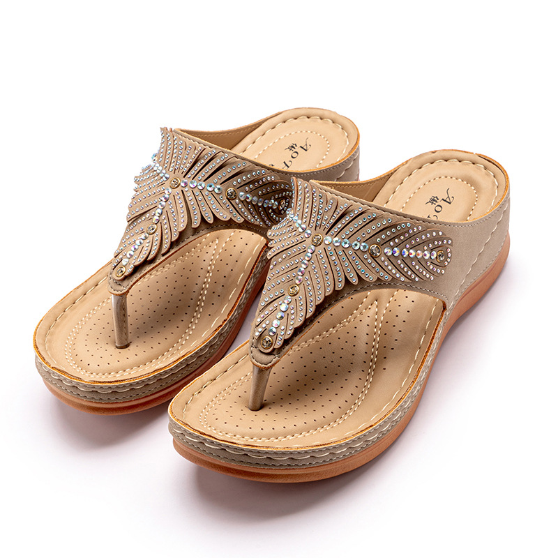 2022 Neue Hausschuhe Damen Sommermode Wasser Diamant Slope Heel Sandalen für Freizeit Urlaub Füße Clip Flip Flops_voghion.com
