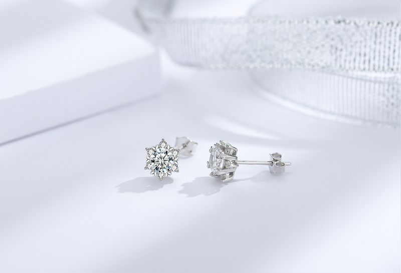 Boucles d'oreilles à tige en argent sterling, motif flocon de neige, ton or blanc, serties de diamants synthétiques 50 points, design luxueux et léger._voghion.com