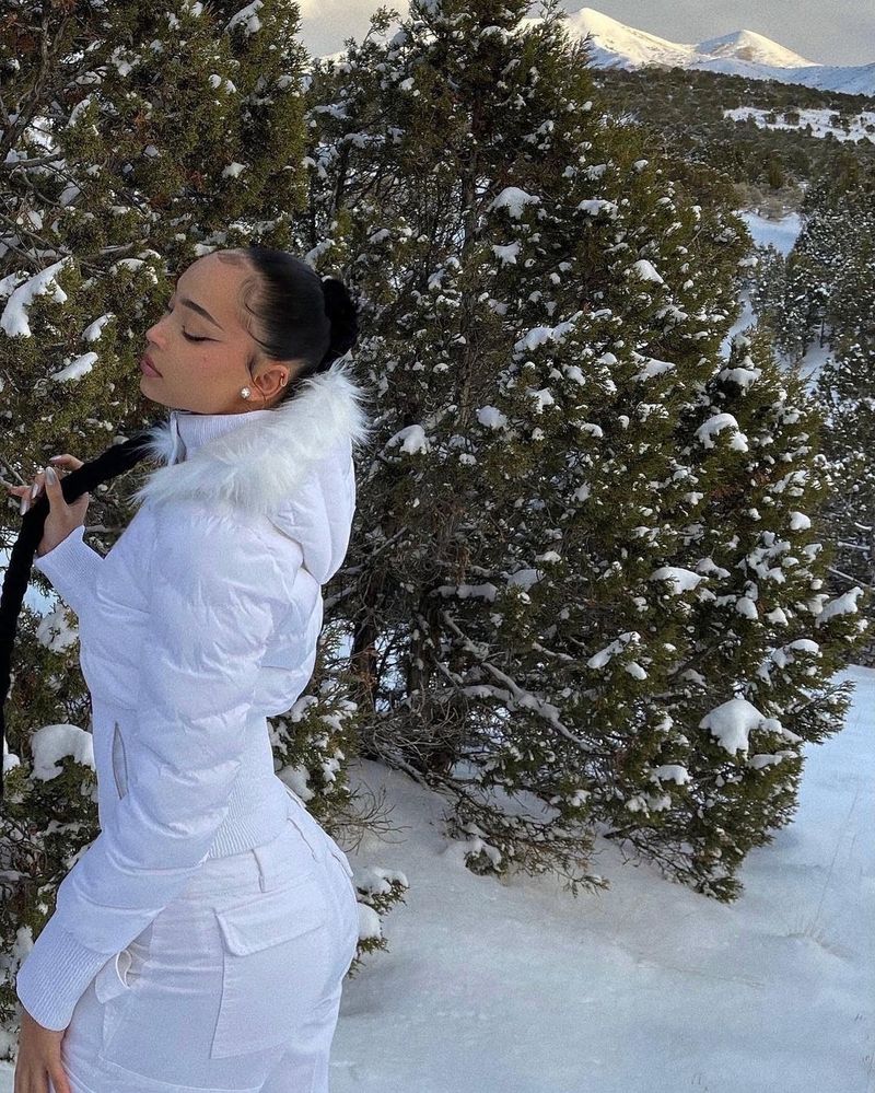 Women's Slim Fit Short Puffer Jacket With Faux Fur Hood - 90% Duck Down Warm Winter Coat In Black & White_voghion.com