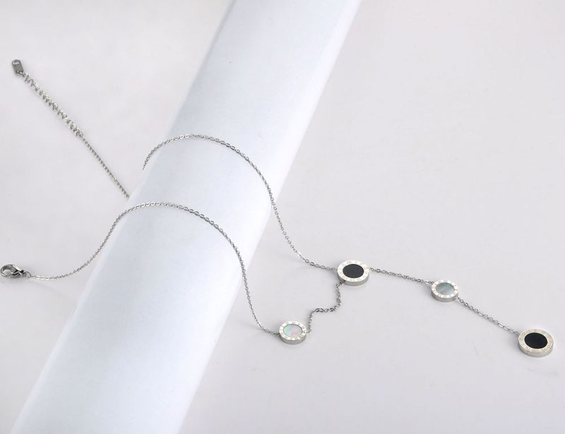 Collana girocollo a conchiglia con numeri romani in acciaio inossidabile e titanio Lokaer Classic per donne e ragazze, ciondolo con ciondolo chic._voghion.com