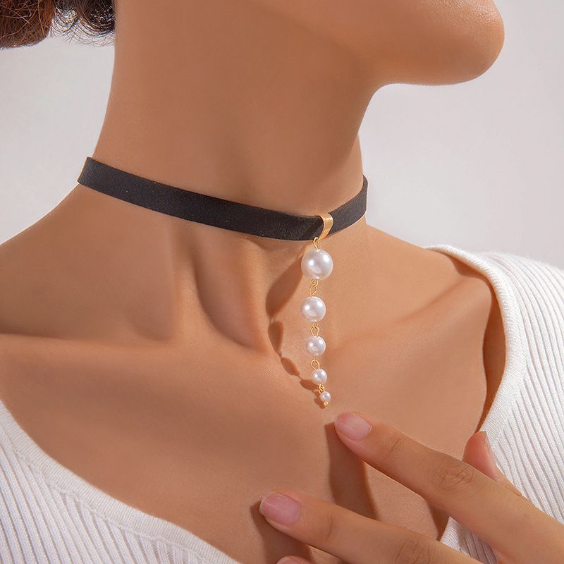 Collier ras du cou simple et tendance en forme de croissant géométrique avec chaîne à clavicule simple et totem en corne_voghion.com