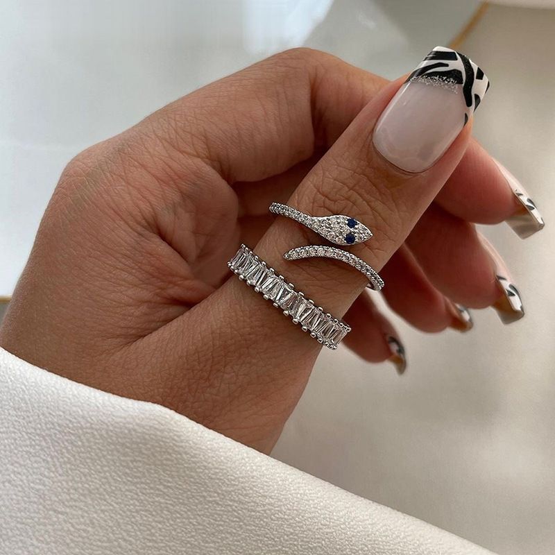 2024 Neuer Schmuck Herbst Winter Schlangenförmiger Diamantbesetzter Persönlichkeits-Stapelring aus unregelmäßiger Legierung für Frauen_voghion.com