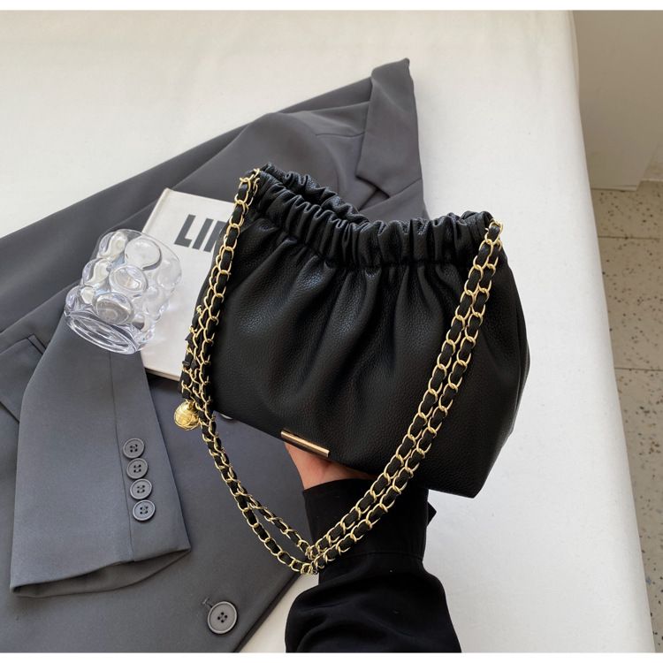 Le nuove borse a tracolla con tracolla a catena testurizzata e piccole borse a tracolla alla moda per le donne del 2024_voghion.com
