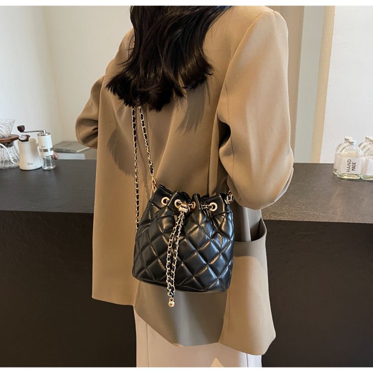 Damen Bucket Bag Diamond Chain Crossbody Bag Kleine Bucket Bag mit Kordelzug Leichte, luxuriöse, runde Bucket Bag Umhängetasche Crossbody Bag Frau_voghion.com