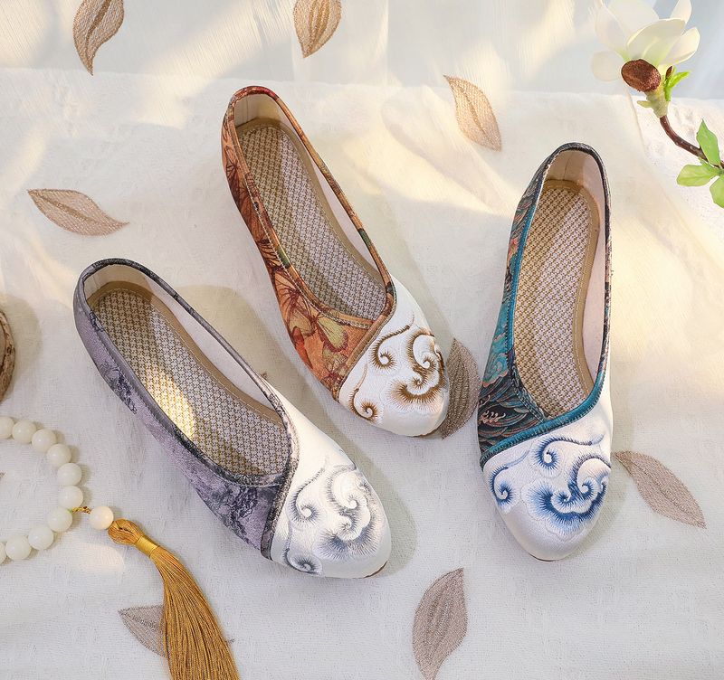 Damenschuhe Frühlings-Cheongsam im neuen Stil, spitze Tanzschuhe für Damen im Retro-Look, bedruckte alte Stoffschuhe_voghion.com