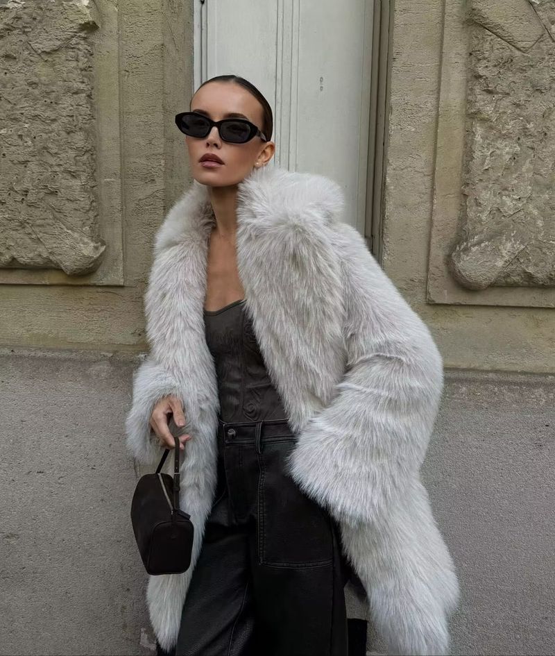 Cappotto in pelliccia sintetica di lusso da donna, giacca di media lunghezza con revers oversize – Capispalla invernale alla moda, morbido peluche, stile street, colori multipli_voghion.com