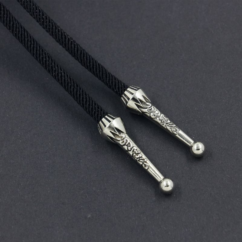 Collana da uomo con cravatta Poirot in denim, corda di Milano, astrolabio in argento con alce d'argento, mucca d'argento divoratrice di anime, scheletro di osso di tigre d'argento e ala_voghion.com