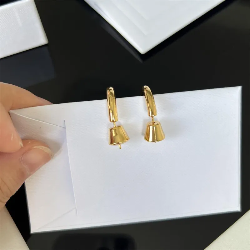 2025 Neue glänzende Ohrringe im europäisch-amerikanischen Stil – schlicht und modisch, C-förmig, vielseitig und elegant._voghion.com