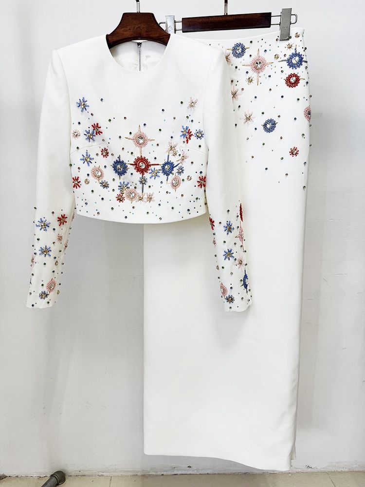 Conjunto de top curto com miçangas e saia longa – look de duas peças inspirado em celebridades (branco/preto, P-XGG)_voghion.com