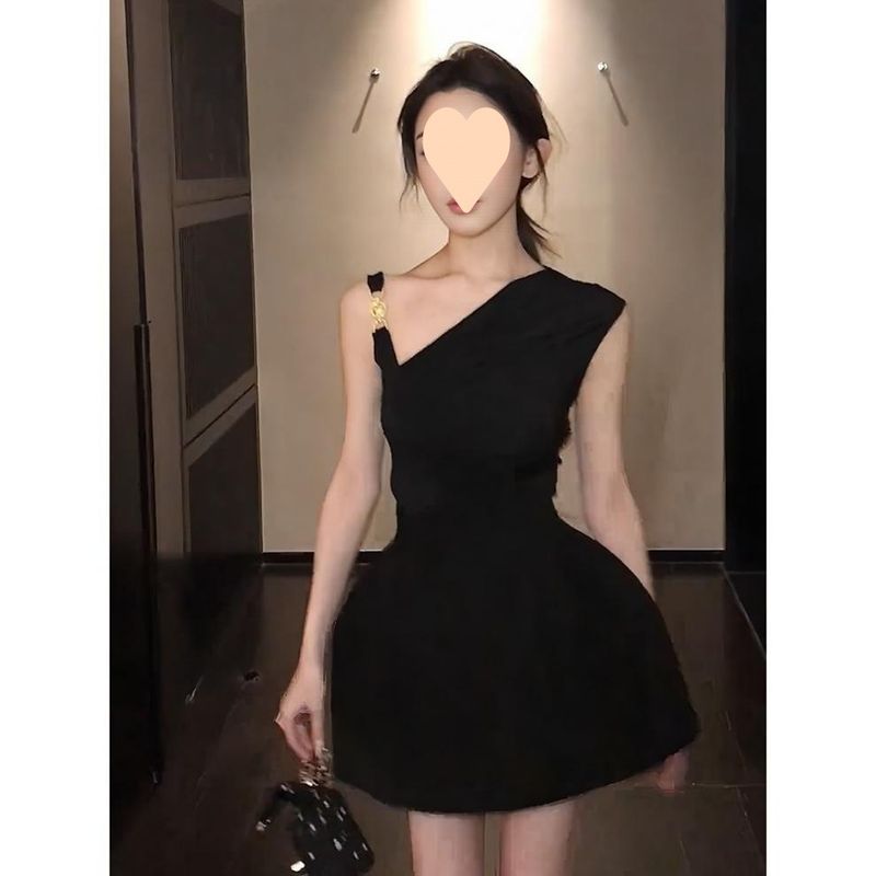 183 Conjunto de duas peças de blusa regata plissada irregular com ombro assimétrico preto e saia curta com botão de flor estilo francês_voghion.com