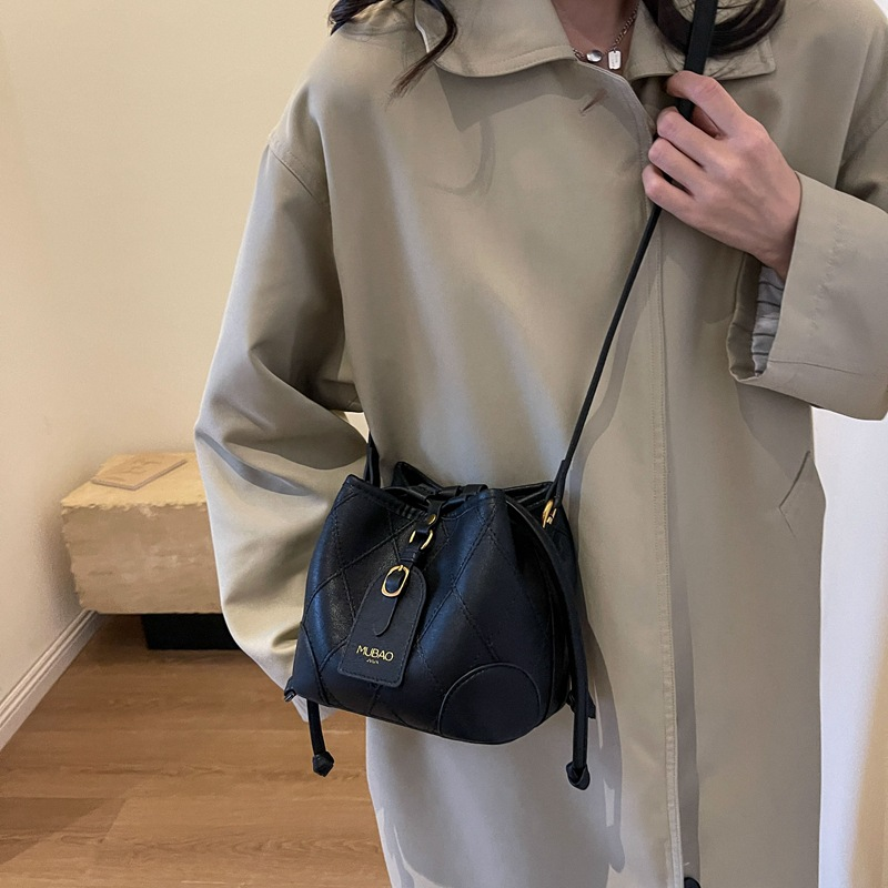 A niche design handbag for women in 2024, new fashionable versatile diamond cross body bag, high-end and solid color_voghion.com