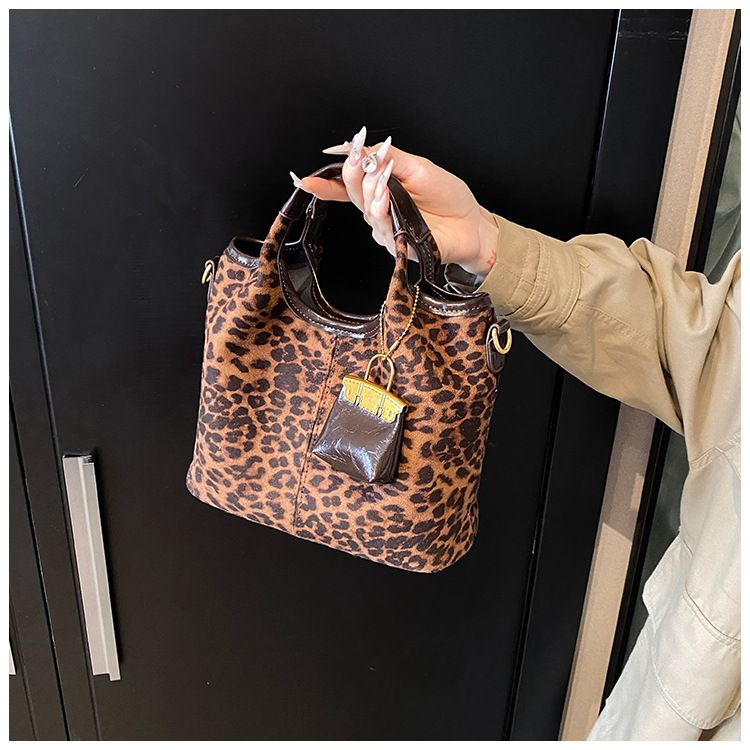 Leopardenmuster für Damen 2024 Herbst neue trendige Mode Schulter koreanische Version Nischendesign Achseltasche_voghion.com