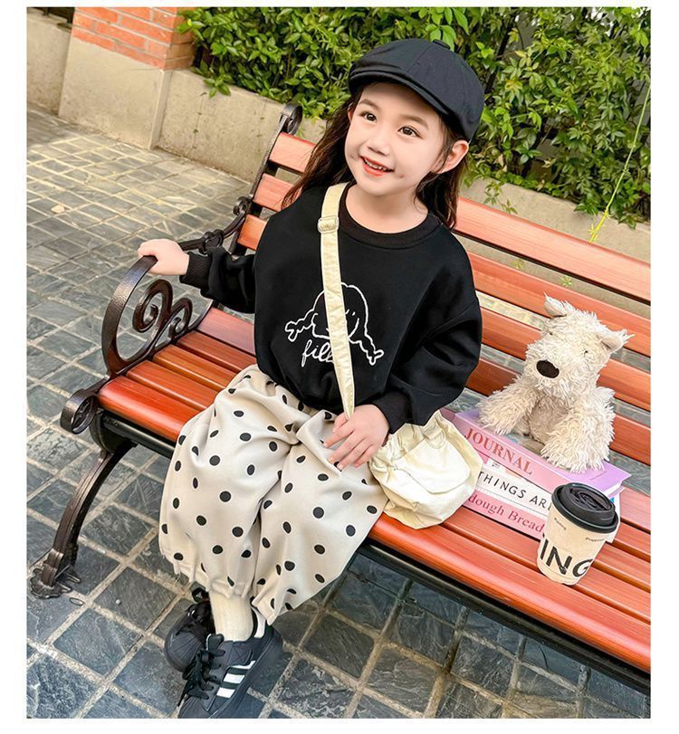 Mädchen Herbstanzug 2025 – Neue koreanische Version für Kinder im ausländischen Stil – Modisches zweiteiliges Set aus schwarzem Pullover und gepunkteter Hose_voghion.com