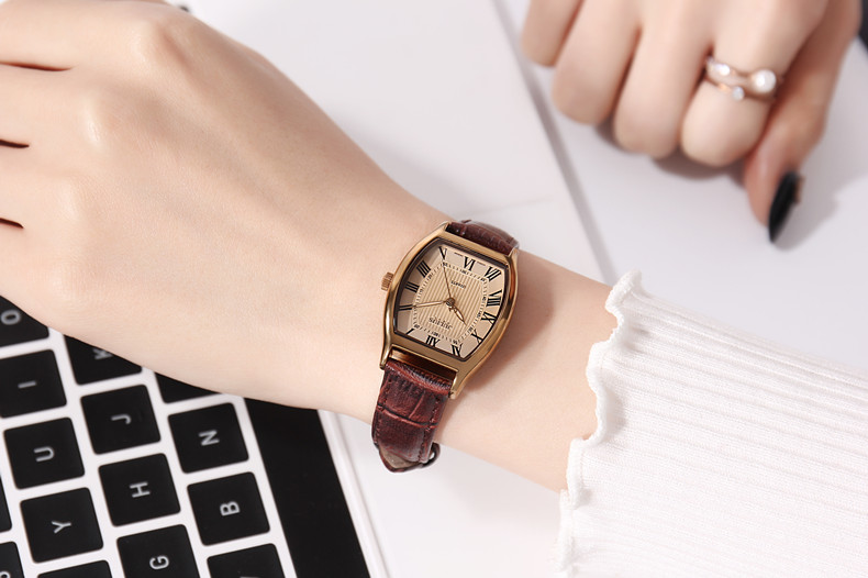 Orologio da coppia elegante alla moda Romanico semplice Cinturino in pelle di alta qualità regalo Orologio da lavoro casual al quarzo impermeabile a forma di botte di vino_voghion.com