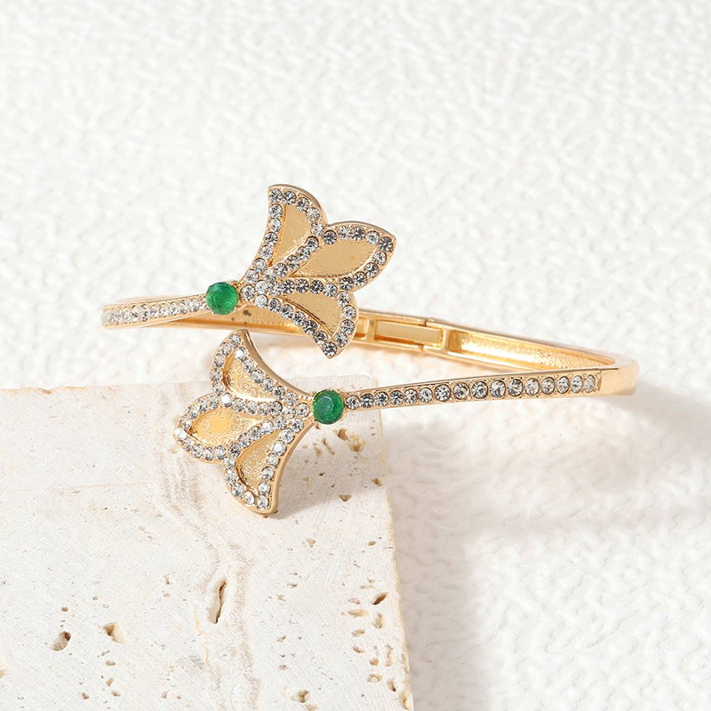 Zirkonia-Intarsien mit verstellbaren Armbändern, elegantes Blumen-Nageldesign_voghion.com