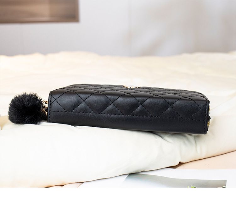 Vintage lang pung med sommerfugledetaljer og quiltet design - Elegant Chanel-inspireret møntpung med pompon-vedhæng og plads til flere kort_voghion.com